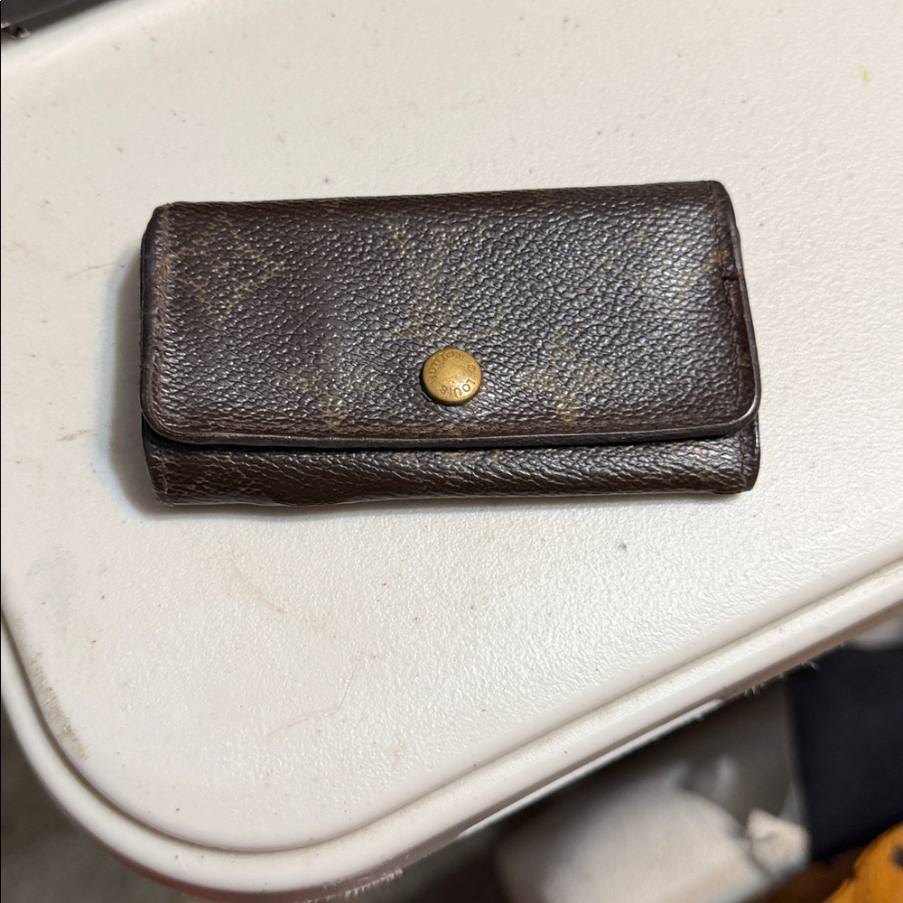 LV Keyholder Givy